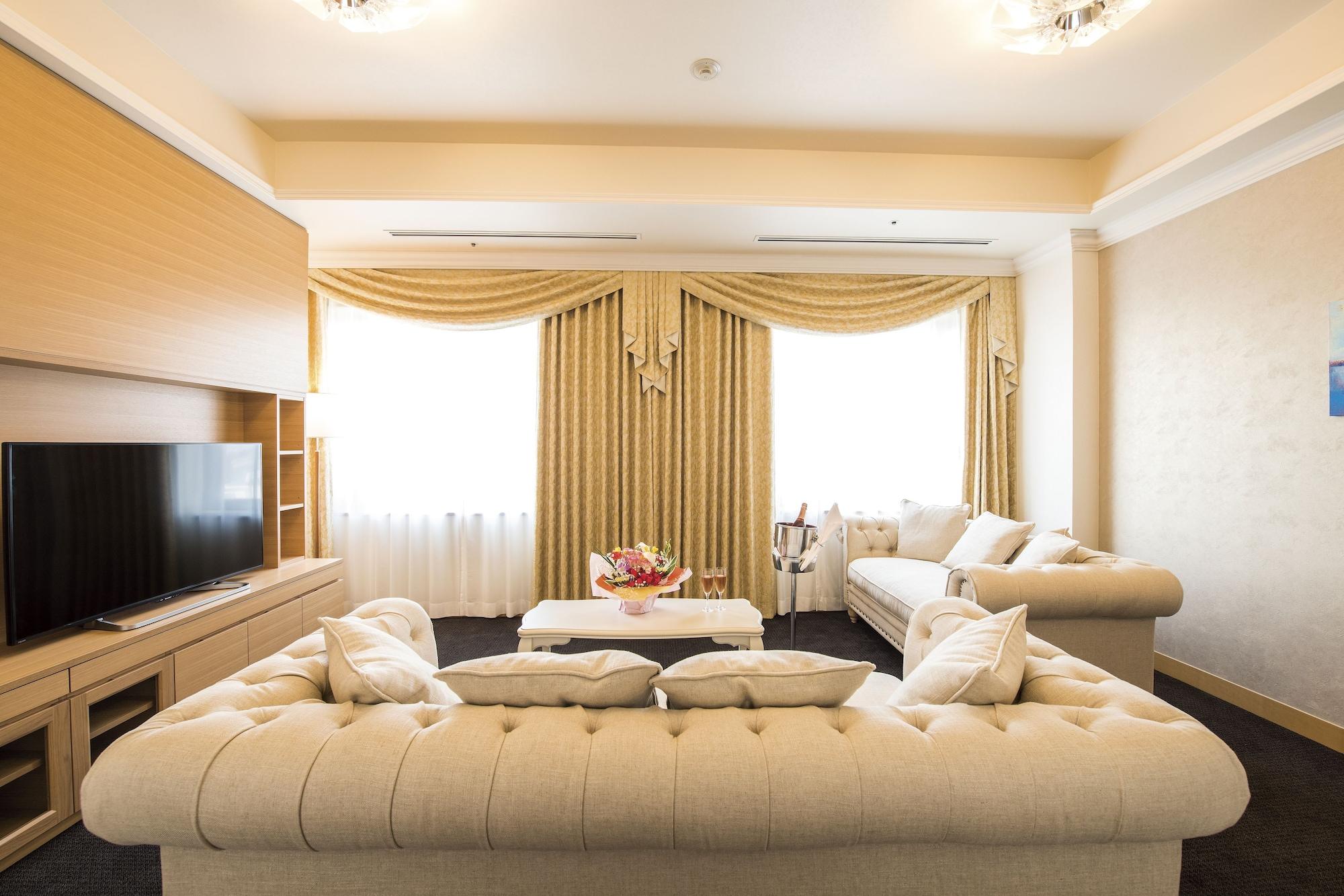 Hotel Port Plaza Chiba Luaran gambar A living room in a hotel