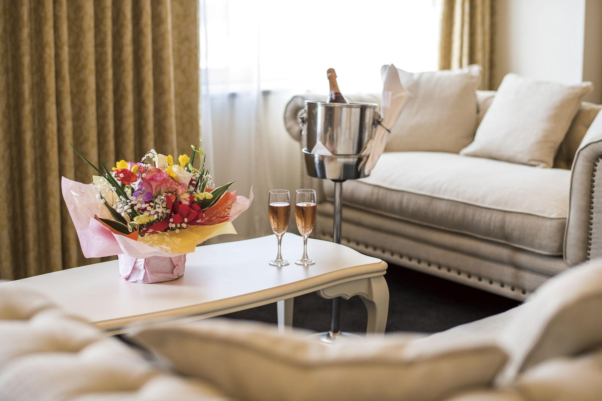 Hotel Port Plaza Chiba Luaran gambar A suite at the hotel