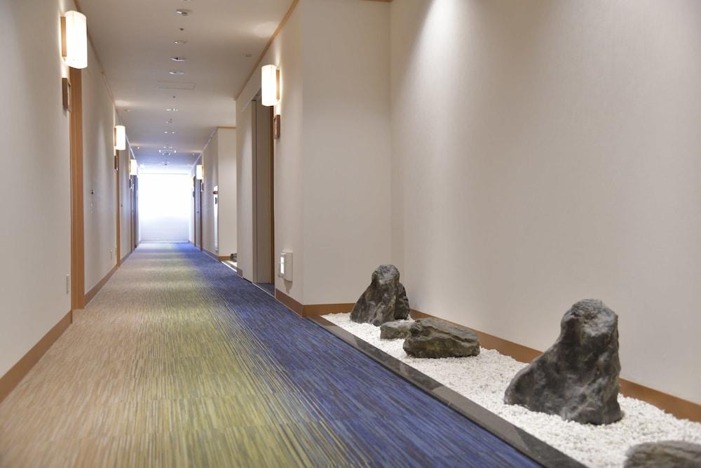Hotel Port Plaza Chiba Luaran gambar A corridor at the hotel