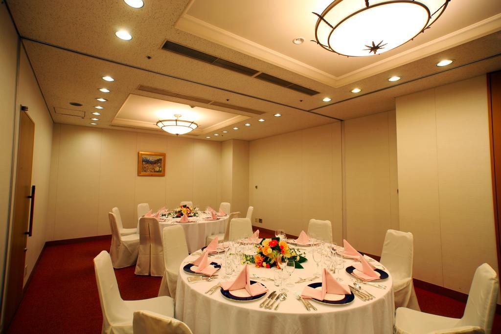 Hotel Port Plaza Chiba Luaran gambar A banquet room