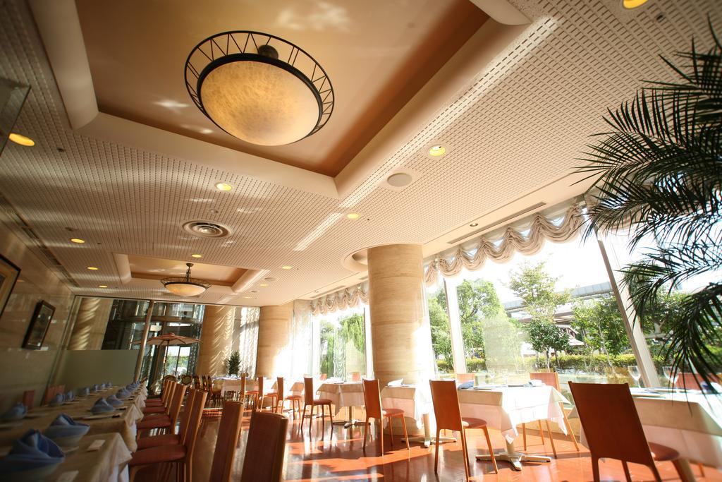 Hotel Port Plaza Chiba Luaran gambar The interior of the restaurant