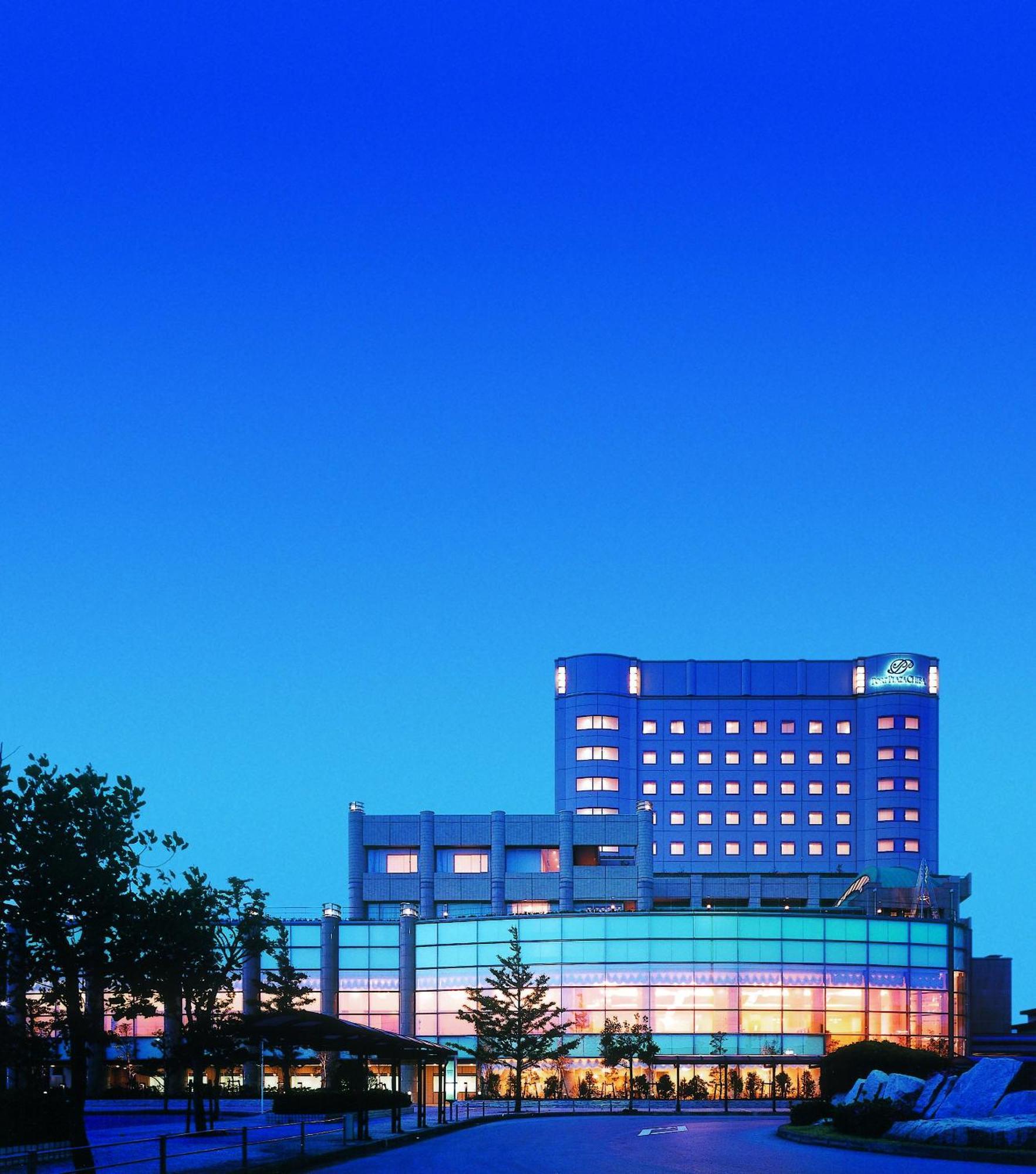 Hotel Port Plaza Chiba Luaran gambar The hotel at night