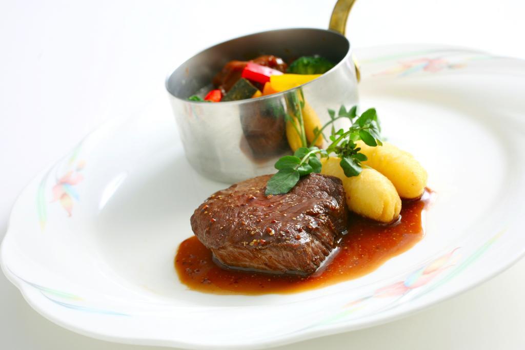 Hotel Port Plaza Chiba Luaran gambar A steak prepared with the sauce