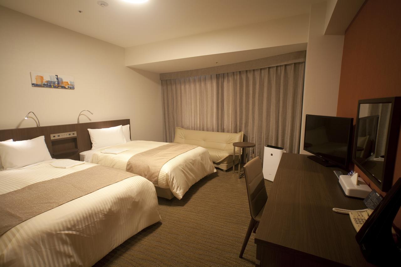 Hotel Port Plaza Chiba Luaran gambar A room at the hotel