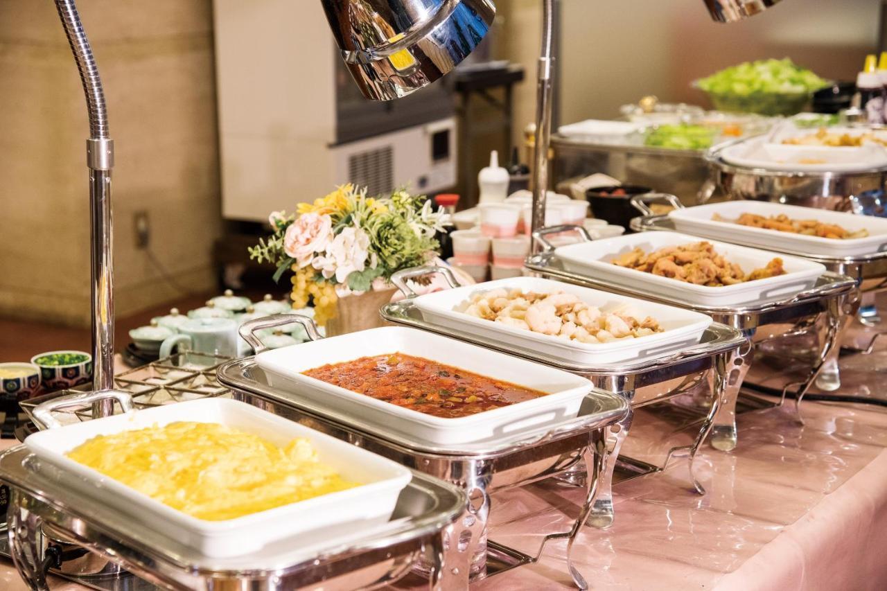 Hotel Port Plaza Chiba Luaran gambar A chafing dish buffet