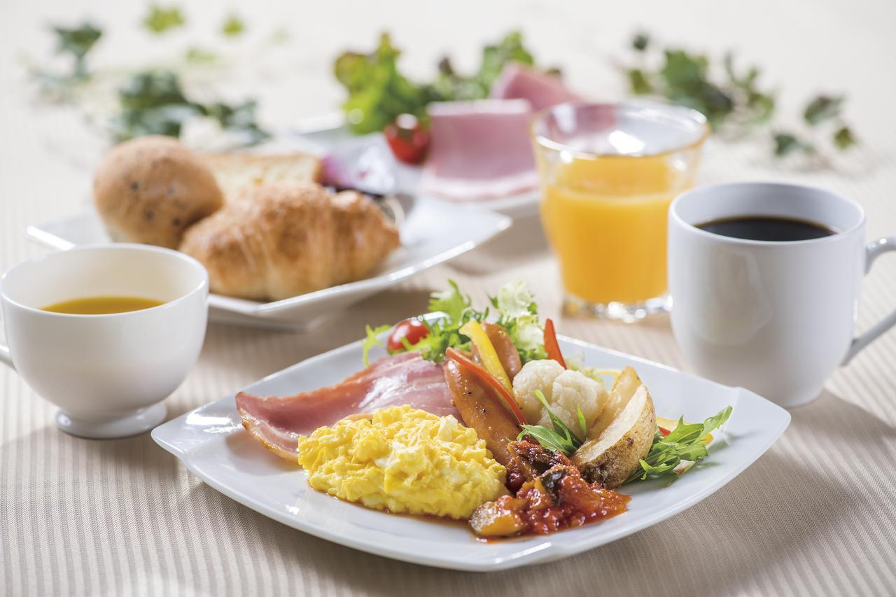 Hotel Port Plaza Chiba Luaran gambar A breakfast with ham, eggs, and croissants