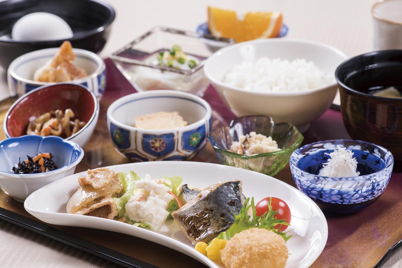 Hotel Port Plaza Chiba Luaran gambar A Japanese meal