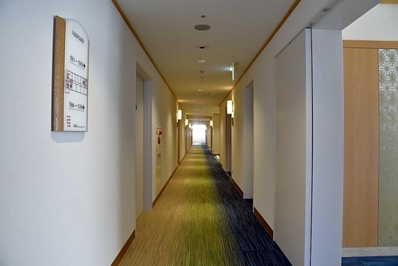 Hotel Port Plaza Chiba Luaran gambar A typical hotel corridor
